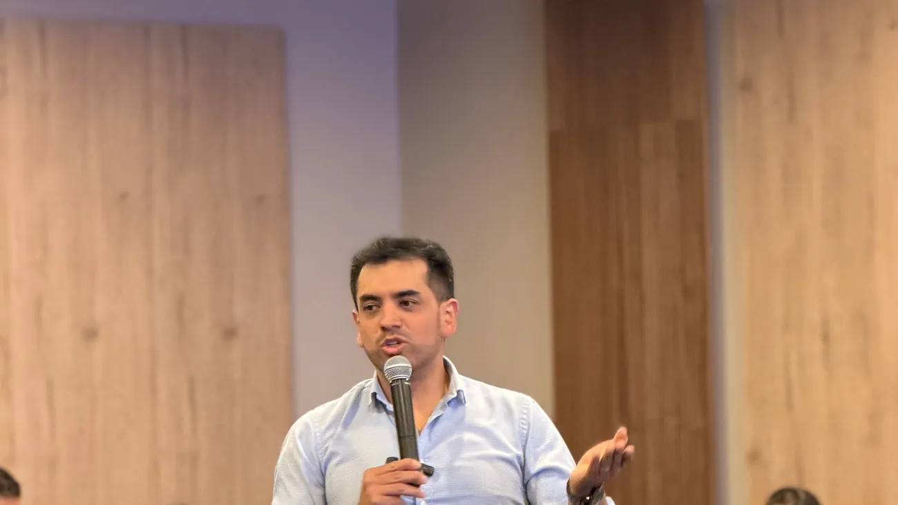 Audiencia participando durante una conferencia de Alexis Peña para una comunidad profesional