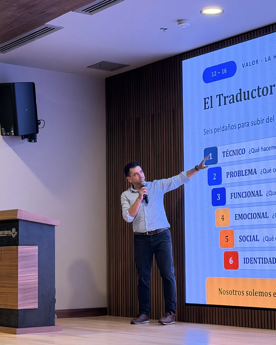 Alexis Peña guiando el ejercicio del Traductor de Valor durante la conferencia