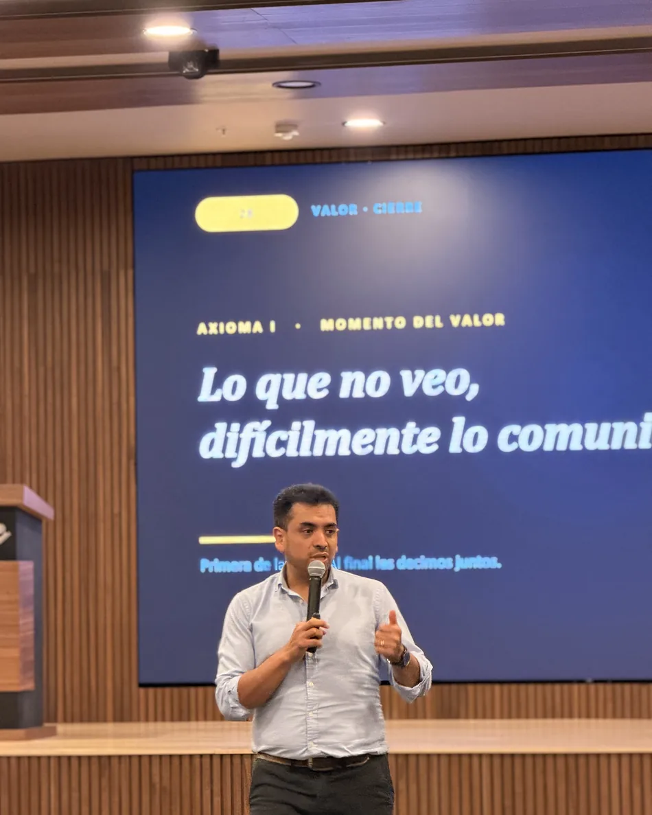 Alexis Peña durante la conferencia Ser Bueno No Basta: «Lo que no veo, difícilmente lo comunico»