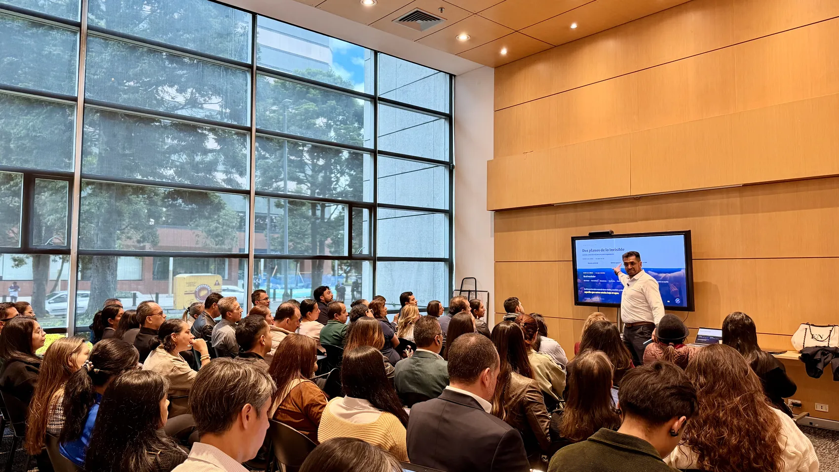 Entrenamiento comercial de Aceleración Comercial ante un auditorio lleno en Bogotá