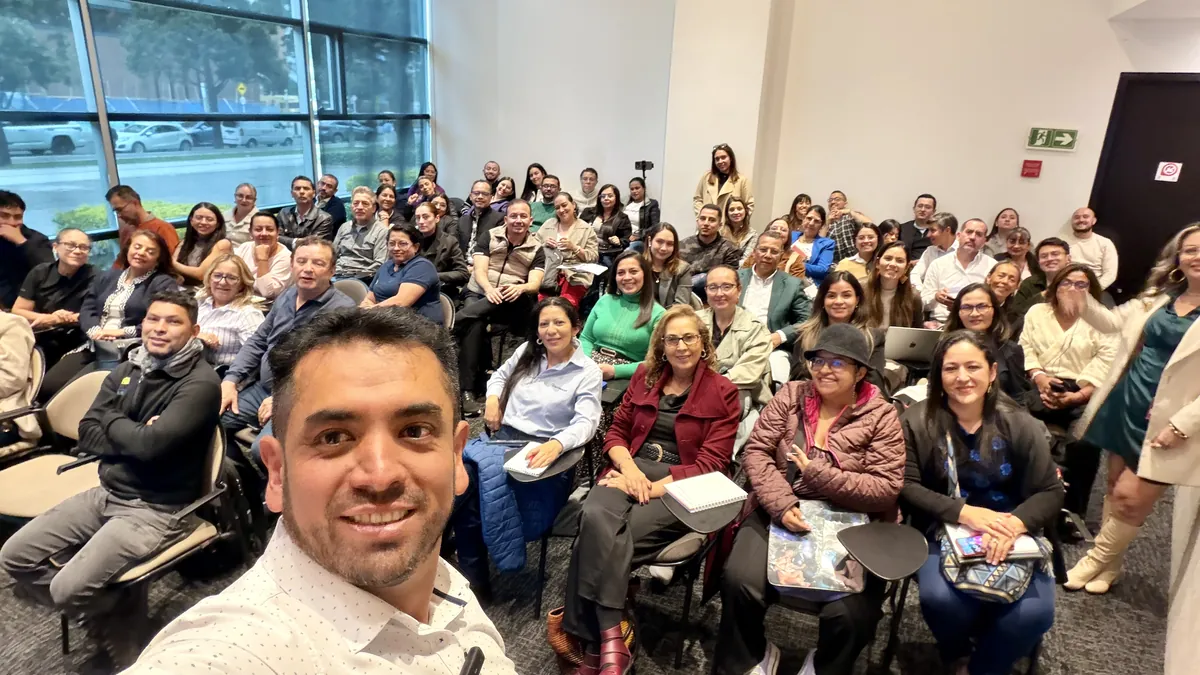 Participantes de una conferencia de ventas B2B de Aceleración Comercial en Bogotá
