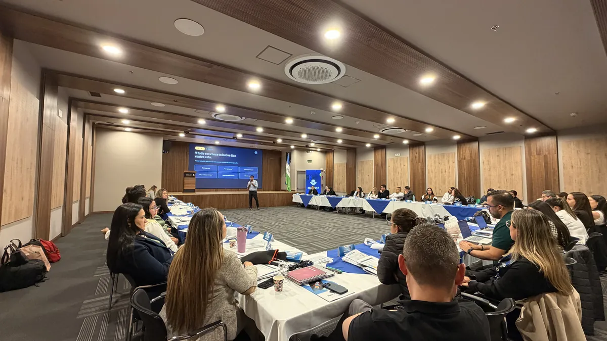 Taller comercial en mesas de trabajo con un equipo de ventas B2B