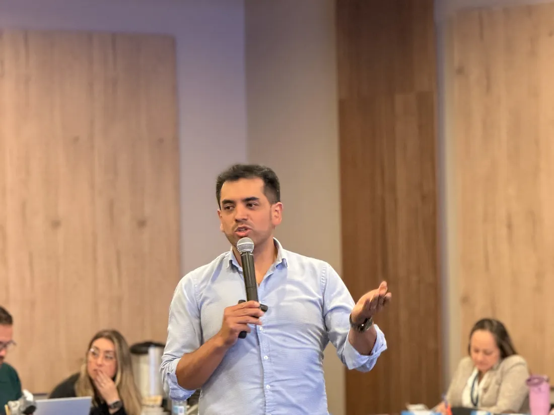 Escuela de ventas In-Company: equipo comercial trabajando en mesas