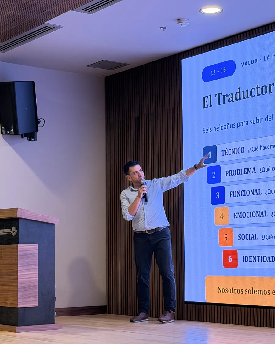 Alexis Peña explicando el Traductor de Valor, herramienta de la metodología Venta Estructurada